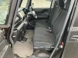 前方の視界が広く、運転席と助手席の様子を見渡しやすい室内です。シートは左右に並び、足元もすっきりした印象。毎日の通勤やお出かけにも、落ち着いてお使いいただけます。