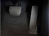 【オルガン式アクセルペダル】 かかとがずれにくく、アクセルペダルがコントロールしやすくなります。また運転時の疲労を軽減し、とっさのときの踏み間違いも起きにくくなります。