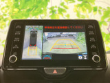 車両後方の映像に加え、車両周辺の確認を助ける表示も備わっています。駐車時の後方確認を画面で行えるため、切り返しや駐車の際に役立つ装備です。
