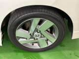 純正アルミホイールです。足元が引き立つので、車全体のイメージがアップしますよ!