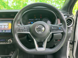 手元に複数のスイッチが配置され、運転姿勢を保ちながら車両の各種機能にアクセスしやすい仕様です。メーターや画面を見ながら操作でき、日常の運転を便利にサポートします。