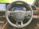 手元に複数のスイッチがまとまり、運転姿勢を大きく変えずに各種機能へアクセスしやすい仕様です。メーターも視界に入り、必要な情報を確認しながら運転できます。