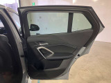 アンビエントライト:直接照明と間接照明を組み合わせて車内を印象深く演出し、寛ぎに満ちたインテリアの雰囲気を生み出します。