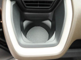 【据え置きカップホルダー】エアコン吹き出し口下部に設置されていますので使いやすさバッチリ!助手席から手の届くちょうどの位置です!