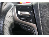 ステアリングスイッチでハンズフリー電話や音声認識、オーディオ操作やマルチインフォメーションディスプレイ内の表示切替えなどが出来ます。走行中に視線を逸らさず出来る手元操作は安全運転につながります。