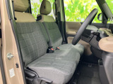 前席はゆとりを感じるベンチタイプで、運転席側から助手席まで見通しやすい室内です。落ち着いた色合いのシートと明るい内装が、くつろぎやすい空間を演出します。
