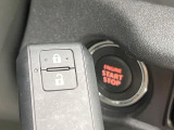 【キーレススタートシステム】カバンやポケットに入れたままでもドアの施錠・解錠が可能なスマートキーを装備。エンジンのオン・オフ時もカギを取り出す必要が無いからとっても便利です♪