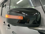 【ウィンカー付きドアミラー】ドアミラーは車幅の最も外側に位置するため、横や斜め後ろから接近する車両や歩行者にも方向指示が伝わりやすくなります。