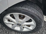日産純正アルミホイールが足元を引き締めます。