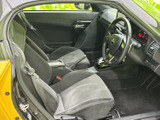 運転席と助手席をゆったり確認でき、身体を支える形状のシートが並ぶ室内。落ち着いた色合いでまとまり、乗り込んだ際にも前方や周囲を見渡しやすい空間です。