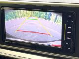 【バックカメラ】駐車時に後方がリアルタイム映像で確認できます。大型商業施設や立体駐車場での駐車時や、夜間のバック時に大活躍!運転スキルに関わらず、今や必須となった装備のひとつです!