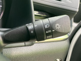 レバーに表示されたマークが見やすく、運転席から位置や項目を確認しやすい設計です。手元で扱うスイッチ類がまとまり、運転中の操作に迷いにくい視認性にも配慮されています。