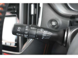 雨量を感知し、雨の強さに応じて「間欠・低速・高速」を自動で切り替える機能です。