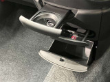 格納式のドリンクホルダー付きです。ドリンクホルダーとしてはもちろん、スマホや長財布を収納することだってできますよ。