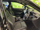 運転席と助手席は身体を包み込む形状で、前席からの視界も広く確保されています。落ち着いた色合いのシートと操作部が整然と並び、毎日の移動を快適に過ごせる室内空間です。