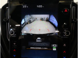 後方映像を11.6インチディスプレイに表示し、ステアリング連動ガイドラインが駐車をサポート。さらに後退時はリヤ4センサーが障害物を検知し、必要に応じてブレーキが作動します。86/