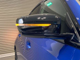 BMWのミラーは車種によって異なりますがレーンチェンジウォーニングが装備されております。詳しくは当店スタッフまでお問い合わせくださいませ。