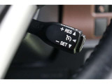 【クルーズコントロール】搭載です。オンにしておけば、高速道路などでアクセルを踏み続けなくてもセットした一定速度を維持してくれます。運転する方の負担を軽減し、疲労軽減に貢献してくれます。
