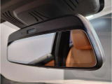 BMWではルームミラーの裏側にETCの車載器が内蔵されており、別途で車載器の購入必要なしで非常にスマート。皆様が驚かれるポイントのでもあります