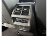 運転席、助手席、後席で個別に温度調整が可能な3ゾーンフルオートエアコン。乗る人それぞれに快適な空調を提供。同乗者にも嬉しいリヤシートヒータースイッチとUSBポートを2口設置。