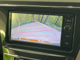 【バックカメラ】駐車時に後方がリアルタイム映像で確認できます。大型商業施設や立体駐車場での駐車時や、夜間のバック時に大活躍!運転スキルに関わらず、今や必須となった装備のひとつです!