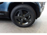 大径ホイールは、車全体の外観に高級感を与える要素の一つです。スポーツカーに装備されていることが多く、その存在感が車のプレミアム感を高めます。デザインが豪華であるため、外観の美しさや魅力が際立ちます。