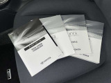 メンテナンスノート、取扱説明書です。 その車の整備記録が事細やかに記録されています。 車が生まれてから今までどのような道を歩んできたのか判るとても重要な物ですよ。