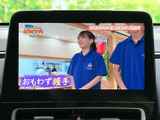 画面に映像を表示でき、停車中の待ち時間や休憩中にも楽しみが広がります。大きく見やすい画面で内容を確認しやすく、車内で過ごす時間を快適に演出します。