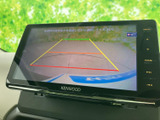 後方の映像に加えて、進行方向の目安となるラインも表示されます。駐車時に後ろの状況を確認する際に役立ち、周囲を見ながら操作したい場面をサポートします。