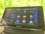 地デジやFM、Bluetooth Audioなど、複数の音源を画面から選択できます。スマートフォン連携の項目もあり、聴きたい音源に合わせて使い分けられる便利な装備です。