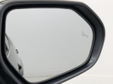 隣車線を走る車両をレーダーで検知し、ドアミラーでは確認しにくい後側方エリアに存在する車両に加え、急接近してくる車両も検知します。車両を検知するとドアミラーに搭載されたLEDインジケーターが点灯します。