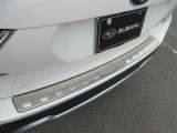 オプションの、カーゴステップパネル(ステンレス製)が装着されています。