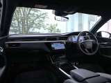 内装はシンプルに使い勝手を考え作られています。お車を運転する感覚をダイレクトに体感して頂けます。室内も広くロングドライブにも快適にお過ごしいただけます。