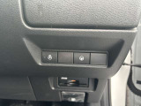 運転席右下のスイッチで各機能の切り替えや操作ができます。
