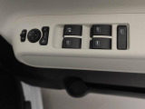 パワーウィンドウのスイッチです。 運転席に居ながら助手席の窓を開け閉めできるので便利ですよ。 ロック機能も付いてるので子供がイタズラして窓を開けるという事もできなくできますよ。