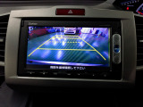 バックカメラの画像です。ガイドラインがスムースな車庫入れをサポートいたします。車庫入れの安心感がアップしますね。
