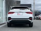 Audi Q3 Sportbackは、後ろ姿にも確かな個性が息づいています。筋肉質なフォルムを引き締める、水平方向のラインを強調したリヤバンパーにシャープなリヤコンビネーションライトです。
