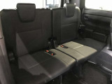 3列目シートは跳ね上げ式で折りたたみ可能です。キャンプ用品など大きな荷物もばっちり収納可能です!