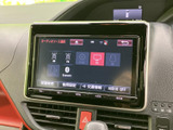 ラジオやディスク、テレビ、SD、Bluetoothなど、複数の音源を画面から選択できます。聴きたい音源に合わせて切り替えやすく、普段の通勤や休日のお出かけなど、さまざまな場面で活躍します。
