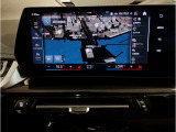 【ナビ純正】10.25インチワイドコントールディスプレイは、画面内に多数の情報を表示する事が可能です。センターコンソールiDriveコントローラー操作だけでなく、タッチパネルでの操作も可能となっております。