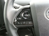 ステアリングスイッチ付き。前方から目を離すことなく操作することが可能です。