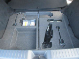 トレイ下にはアンダートランクも備えております。パンク修理キットや車載工具もこちらにございます。