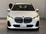 BMWらしい存在感を放つフロントマスク。アルピン・ホワイトの明るいボディカラーが、各部の造形をすっきりと引き立てます。