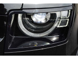 DEFENDERの特徴的なテールランプは、丸みを帯びた長方形の中に、LEDのリング状またはスクエア状のライトが配置されており、非常に立体的(彫刻的)な形状をしています。