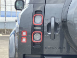 【LEDテールライト】後方車からの視認性も良く、誰が見てもDEFENDERだと一目でわかるデザインに仕上がっています。