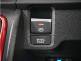 電子制御パーキングブレーキ搭載で指一本で簡単に操作することができます。さらに停車中に、ブレーキペダルを踏み続けなくても、自動的にブレーキを保持する機能である、オートマチックブレーキホールド付きです。