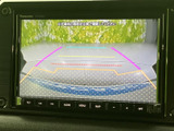 画面には車両後方の様子と目安線が表示され、駐車時の周囲確認をサポートします。モニターを見ながら状況を把握しやすく、車庫入れや狭い場所での駐車に役立つ装備です。