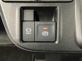 【電動パーキングブレーキ+オートブレーキホールド機能】 指先だけで簡単に操作が可能なパーキングブレーキ、スイッチを押すとブレーキペダルから足を離してもブレーキを保持できるオートブレーキホールド搭載