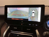 映像で見づらい車両周辺の確認をアシスト。クルマを真上から見ているような映像を表示。 運転席から確認しにくい車両周囲の状況を把握。