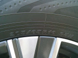 タイヤサイズは、205/65R16です。